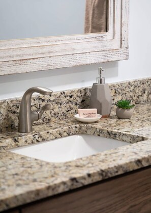 Badekar, hårføner og håndklær