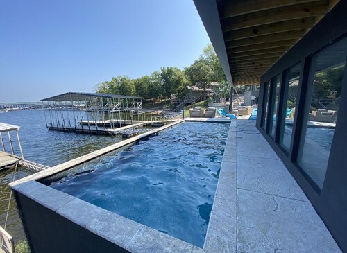 4 bedroom house w/pool - short walk from Shady Gators and H. Toad