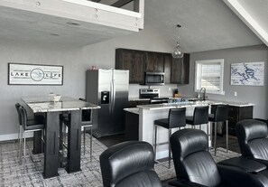 Jääkaappi, mikroaaltouuni, uuni, liesi