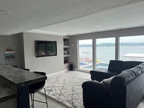 Smart TV - 4 bedroom house w/pool - short walk from Shady Gators and H. Toad (Lake Ozark)