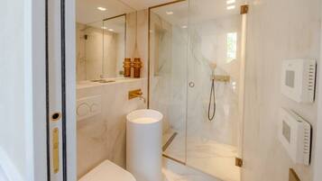 Pengering rambut dan handuk