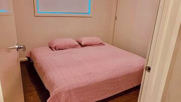 4 bedrooms, iron/ironing board, WiFi, bed sheets