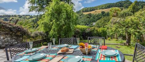 تناول الطعام بالخارج