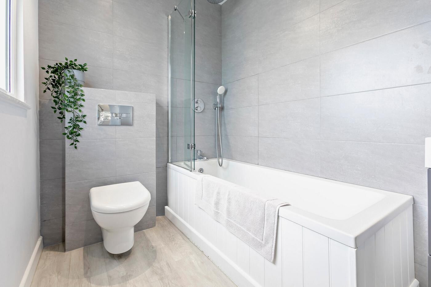 Un baño con inodoro, ducha y bañera.