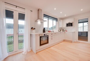 Microwave, oven, dishwasher, cookware/dishes/utensils