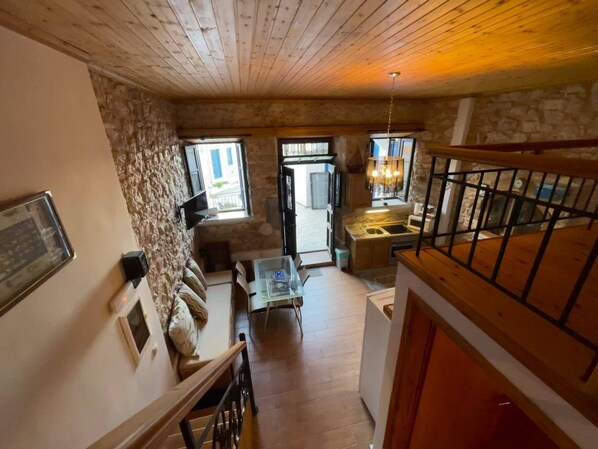 Fridge, microwave, oven, coffee/tea maker