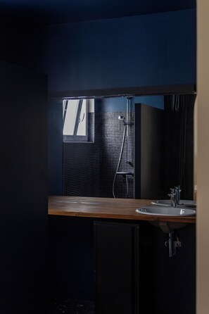 Badewanne, Haartrockner, Handtücher, Toilettenpapier