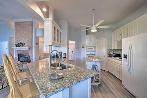 Stovetop, dishwasher, coffee/tea maker, toaster - Lakefront Getaway w/ Boat Dock, Canoe, Grill! (Granbury)