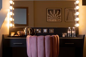 セレクト コンフォート製ベッド、ミニバー、デスク、ノートパソコン用作業スペース