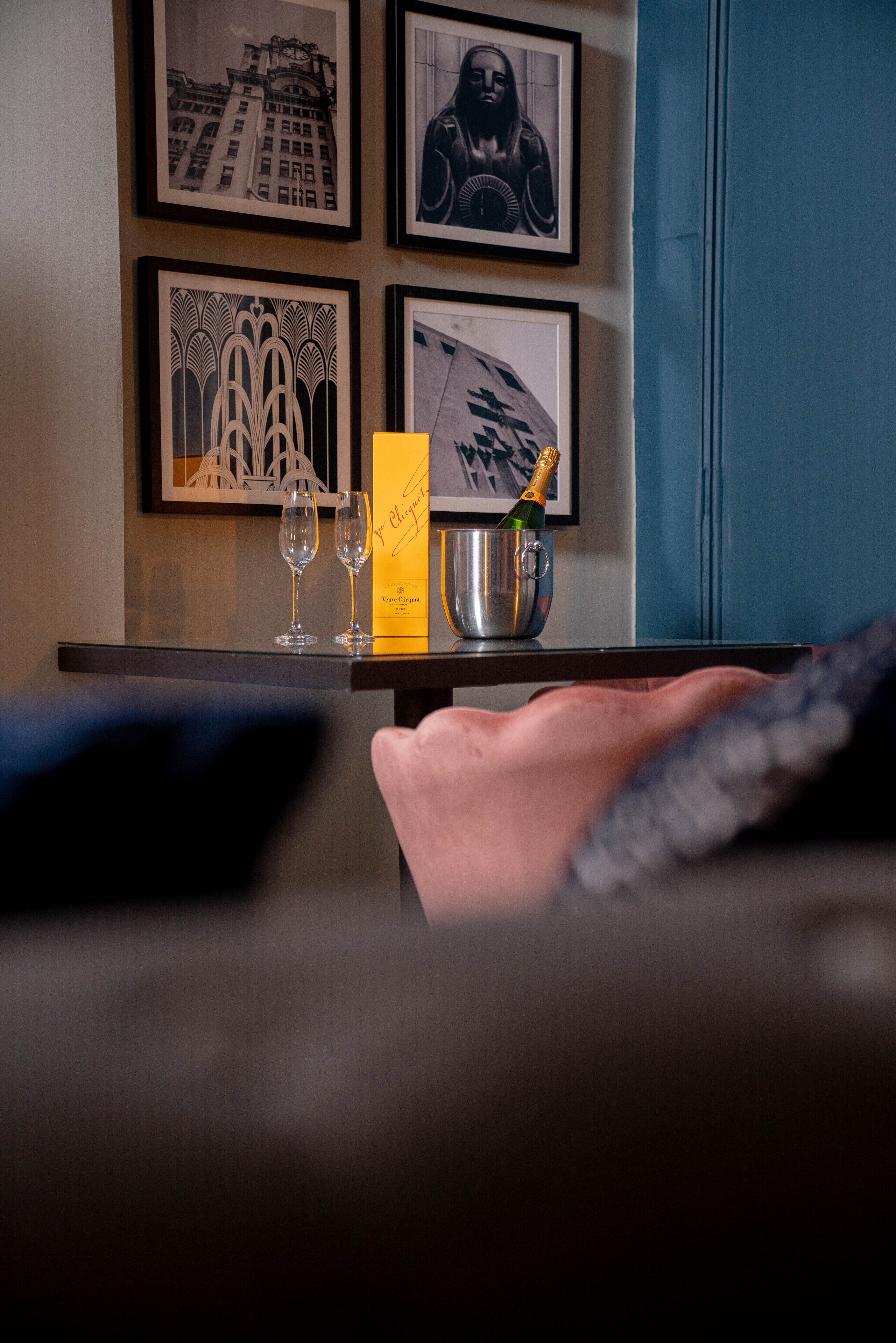 executive suite, 1 king bed | living area | 43-inch tv with digital channels