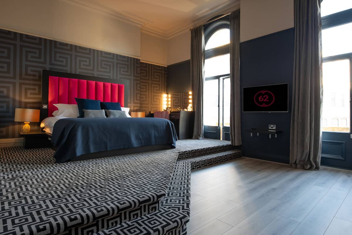 Svit Grand - 1 kingsize-säng - icke-rökare - utsikt mot staden | 1 sovrum, Select Comfort-madrasser, minibar och skrivbord