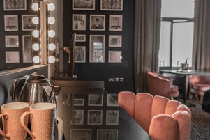 Deluxe Tek Büyük Yataklı Oda | Select Comfort yatak, minibar, masa, dizüstü bilgisayar çalışma alanı 