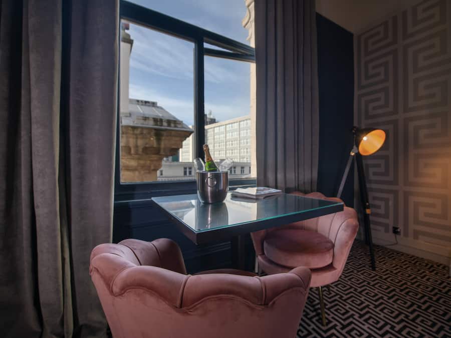 Dobbeltrom – deluxe | Senger med Select Comfort-madrass, minibar og skrivebord