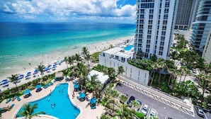 Ein Hotel mit Pool, Strand und Meerblick.