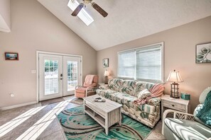 TV, fireplace, DVD player, table football - East Earl Retreat w/ Hot Tub < 4 Mi to Town! (East Earl)