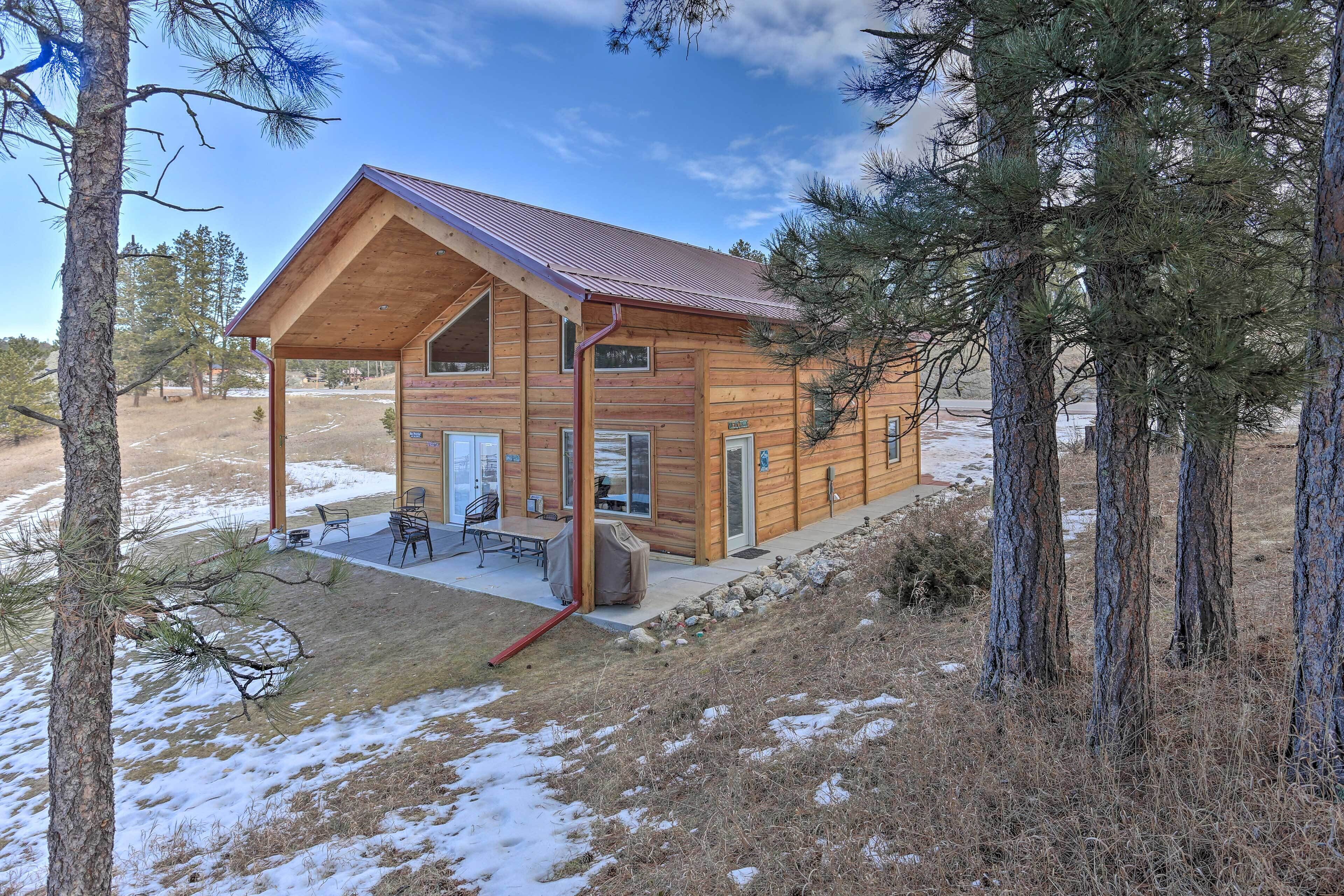 Cozy & Private Custer Cabin w/ Hiking On-Site