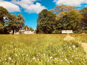 Property grounds - The Hideaway Shepherds Hut & Hot Tub, sleeps 2. (Herringfleet)