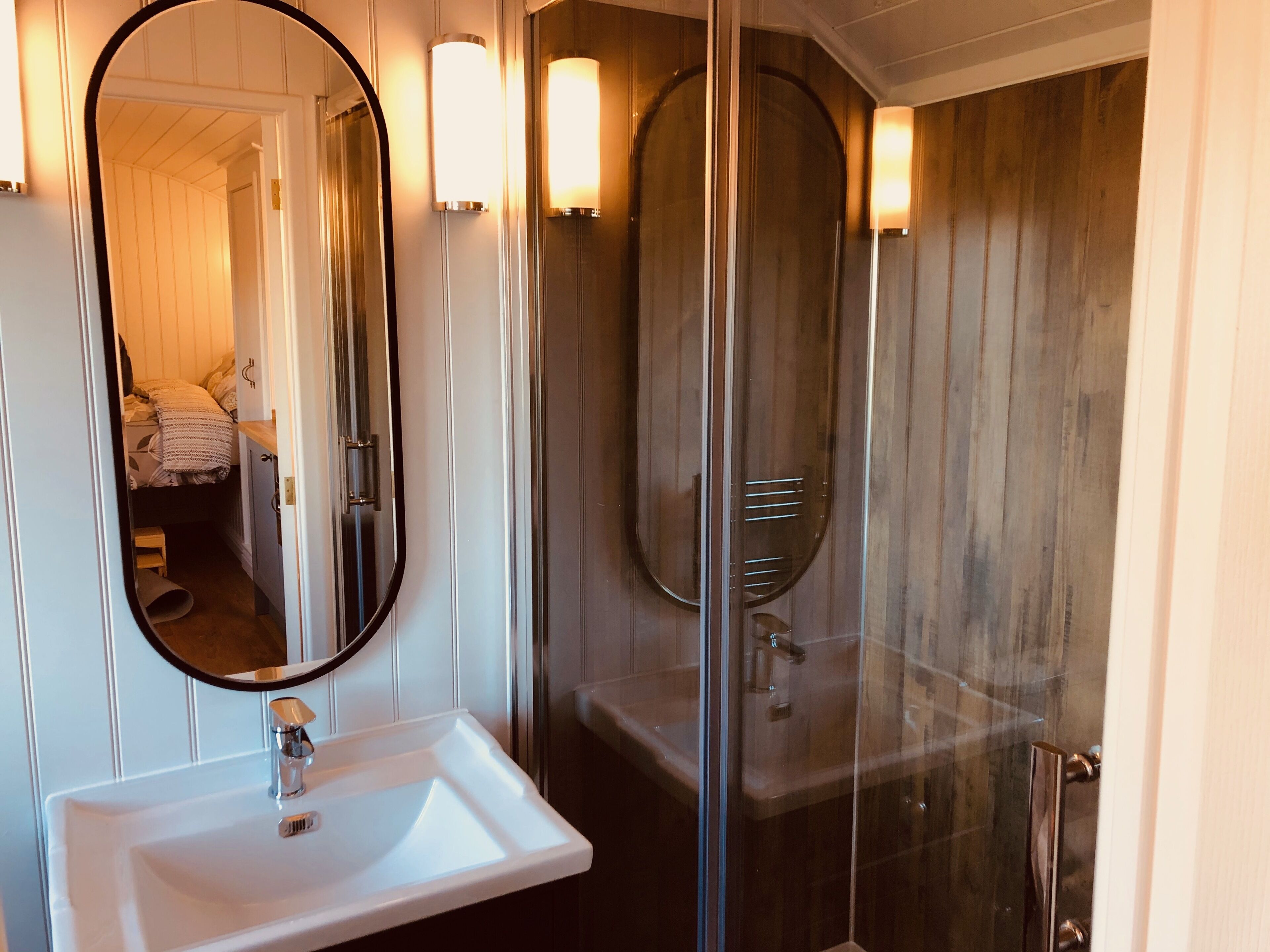 Chuveiro, secador de cabelo, toalhas de banho, sabonete