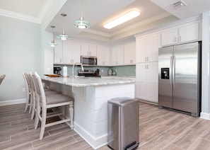 Kühlschrank, Mikrowelle, Ofen, Geschirrspüler