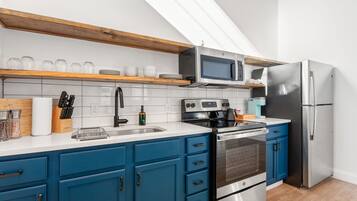 Cookware/dishes/utensils