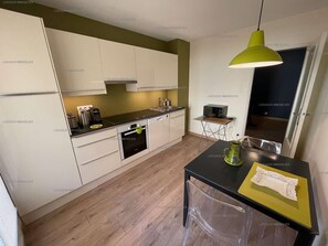 Kühlschrank, Mikrowelle, Geschirrspüler, Toaster
