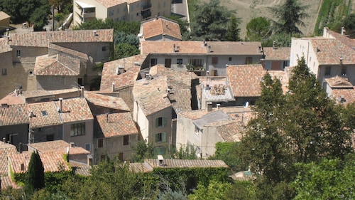 La Maison Jaune, a small Provencal house in the city