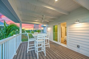 Outdoor dining - High Tide - Beautiful pool with waterslide, 2 min walk to the beach (Siesta Key)