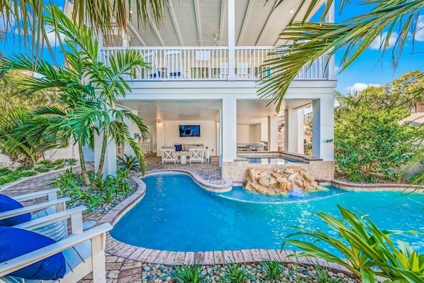 حمّام سباحة مُدفَّأ