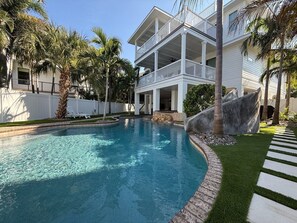 A heated pool - High Tide - Beautiful pool with waterslide, 2 min walk to the beach (Siesta Key)
