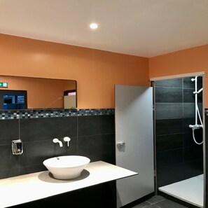 Dormitorio compartido básico, solo para hombres | Baño