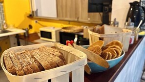 A kitchen counter with bread and cookies. - Trendy Hostel (Ivry-sur-Seine)