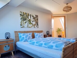 2 slaapkamers, een bureau, een strijkplank/strijkijzer, reisbedje