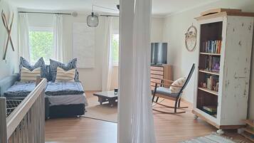 2 slaapkamers, een bureau, een strijkplank/strijkijzer, reisbedje