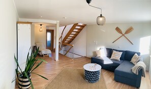 Smart-TV, Kamin, Tischtennisplatte, Bücher