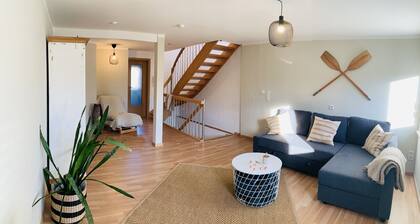 Fully equipped vacation home with large garden-just 7 minutes from the lake