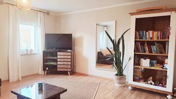 Smart-TV, Kamin, Tischtennisplatte, Bücher