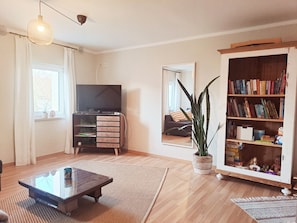 Smart TV, fireplace, ping pong, books - Fully equipped vacation home with large garden-just 7 minutes from the lake (Muhr am See)