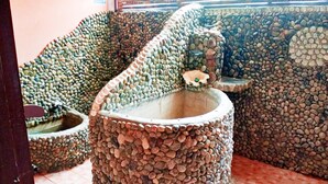 A bathroom with a mosaic wall and a stone sink. - Koh Chang Garden Lodge Guest  Room G (Klong Son)