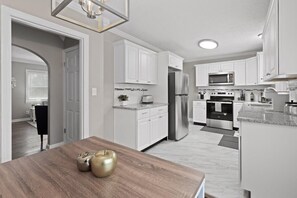 Fridge, microwave, oven, stovetop - Creek Valley House that's cozy, quiet, and peaceful! (Walker County)