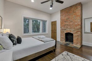 4 bedrooms, desk, iron/ironing board, WiFi