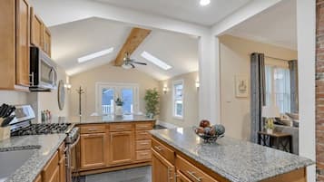 Kylskåp, mikrovågsugn, ugn och spishäll