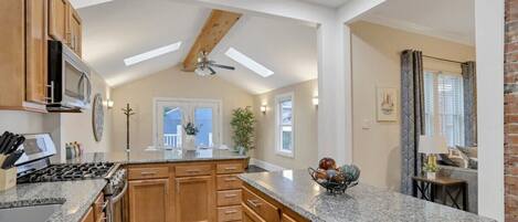 Jääkaappi, mikroaaltouuni, uuni, liesi