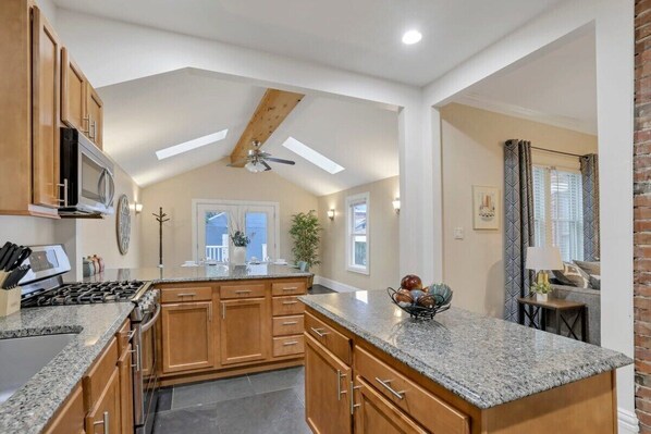 Kylskåp, mikrovågsugn, ugn och spishäll