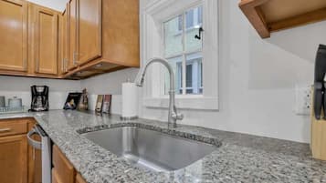 Kylskåp, mikrovågsugn, ugn och spishäll