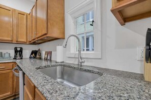 Kylskåp, mikrovågsugn, ugn och spishäll