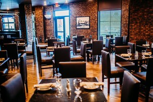 Se sirven almuerzos y cenas, cocina americana