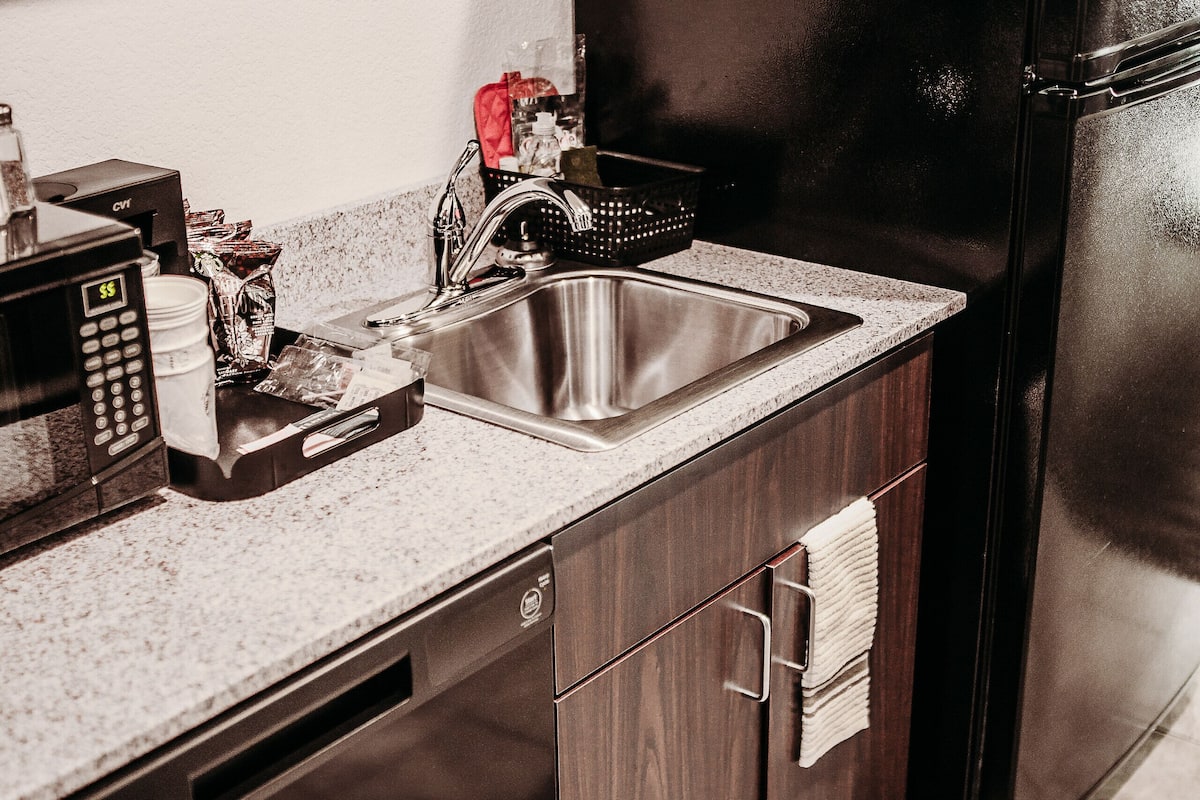 1 bedroom, pillow-top beds, desk, laptop workspace