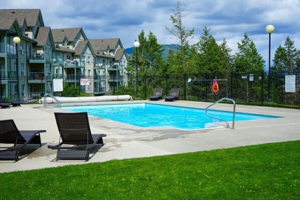 Outdoor pool, a heated pool