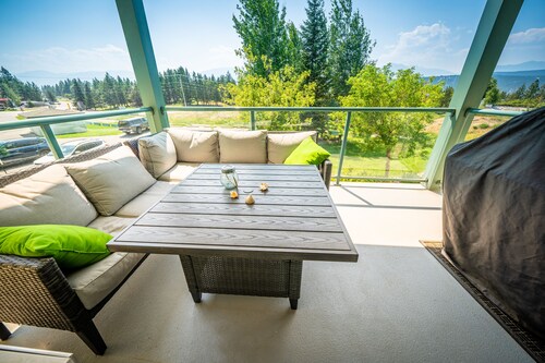 2-Bedroom 2-Bathroom Condo with Mountain Views