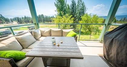 2-Bedroom 2-Bathroom Condo with Mountain Views